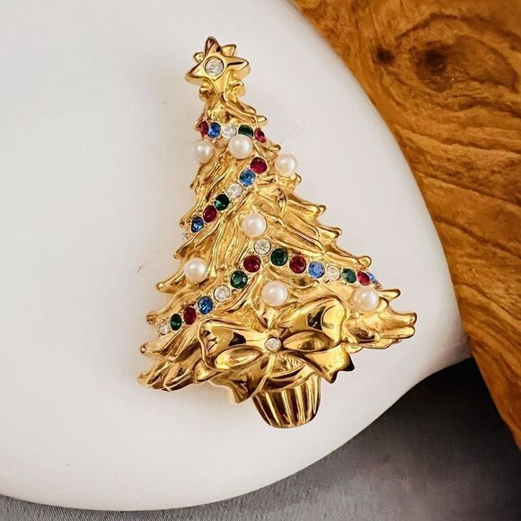 Vint Trifari Brooch 1996 Gold Tone Rhinestone Faux Pearl Christmas Tree Pin 1075 - Picture 2 of 12